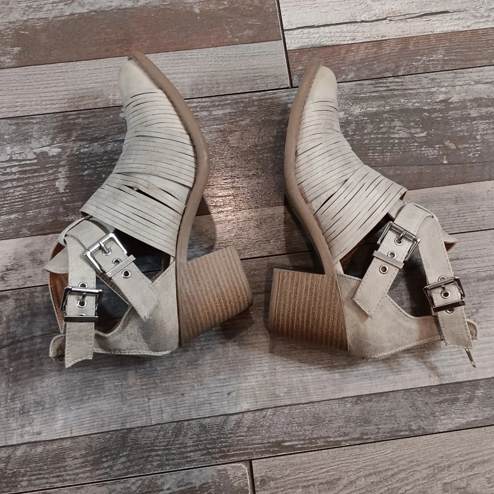 Qupid Cream Minimalist Strappy Women's Ankle Shoes Size 8
